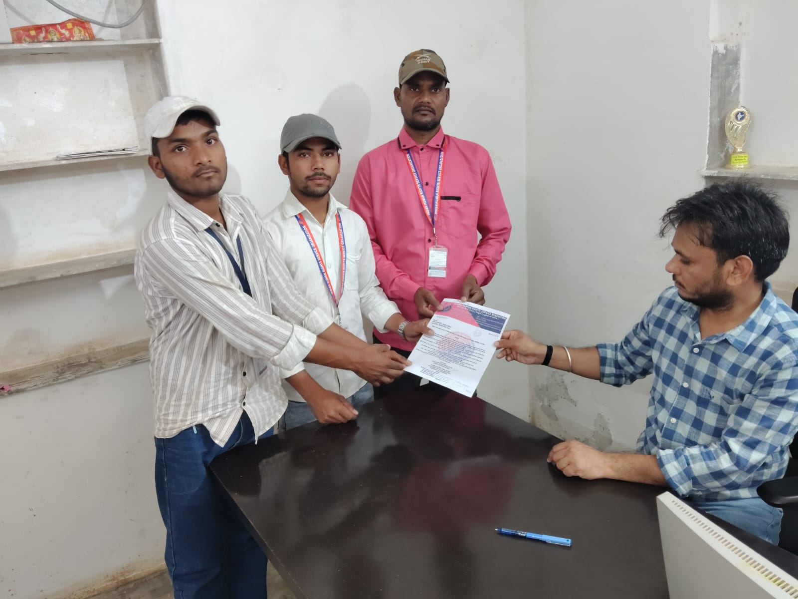 भारतीय मानवाधिकार सेवा संगठन करौली राजस्थान टीम द्वारा लोगों को समस्याओं को लेकर सोपा गयाज्ञापन